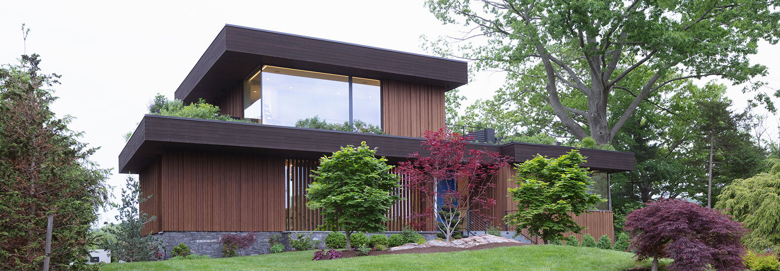 lake-house-rooftop-garden-helps-ease-the-interior-heat