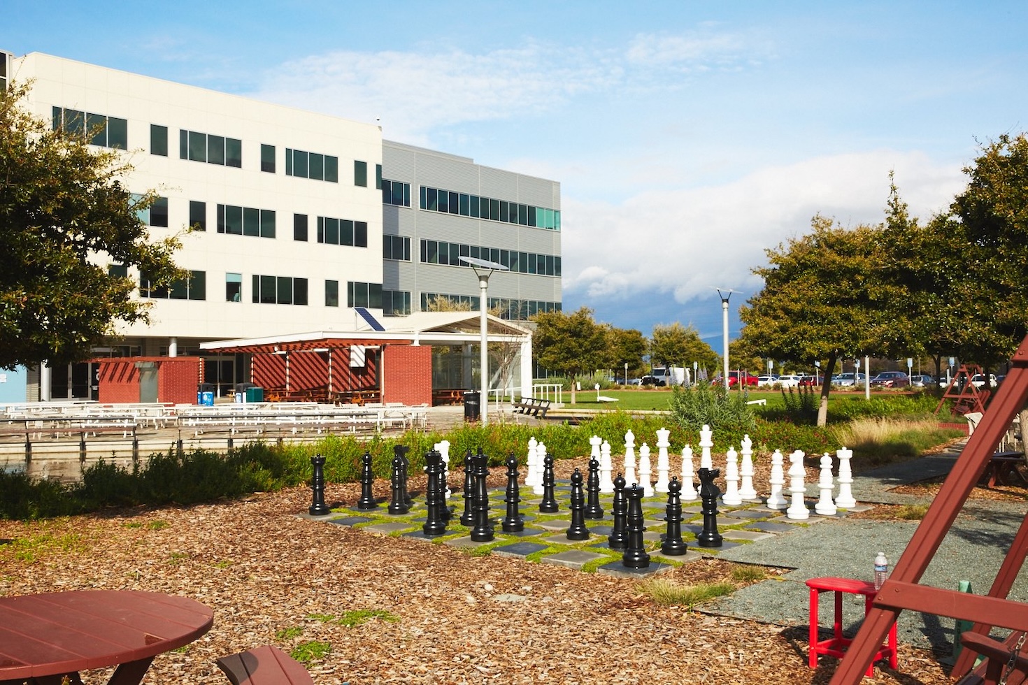 google-holds-to-ambitious-2030-net-zero-goal-despite-another-big-emissions-hike