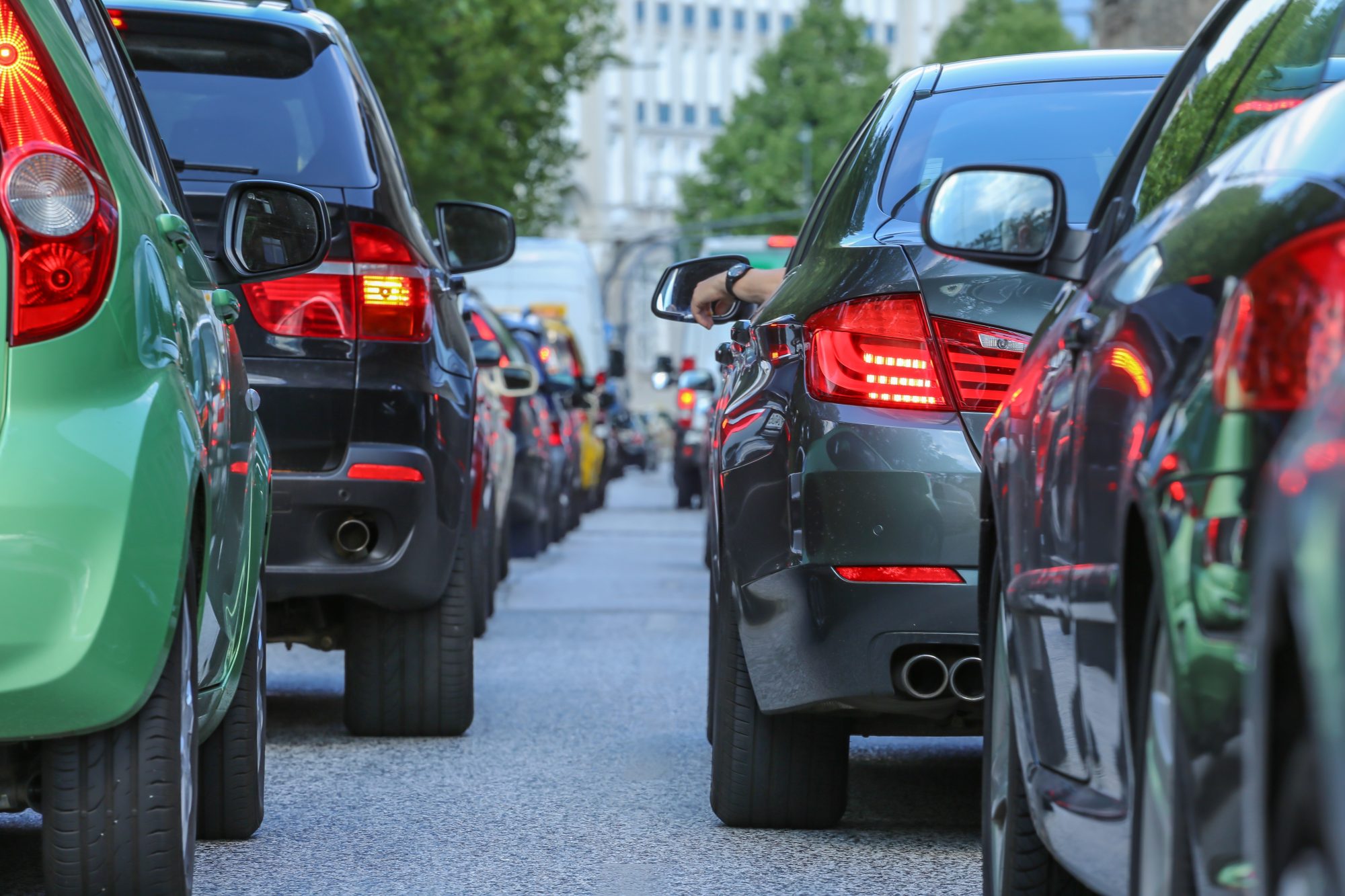 100,000s-of-tons-of-emissions-are-missing-from-automakers’-disclosures,-think-tank-says